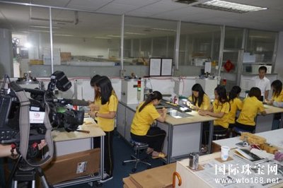 【今日新聞】新時代 &ldquo;星&rdquo;發(fā)展 --深圳衛(wèi)視采訪星光達,聚焦傳統(tǒng)文化產(chǎn)業(yè)發(fā)展_國際珠寶網(wǎng)-全球最大的珠寶門戶網(wǎng)站。提供及時的行業(yè)動態(tài)、黃金價格和珠寶加盟等資訊。